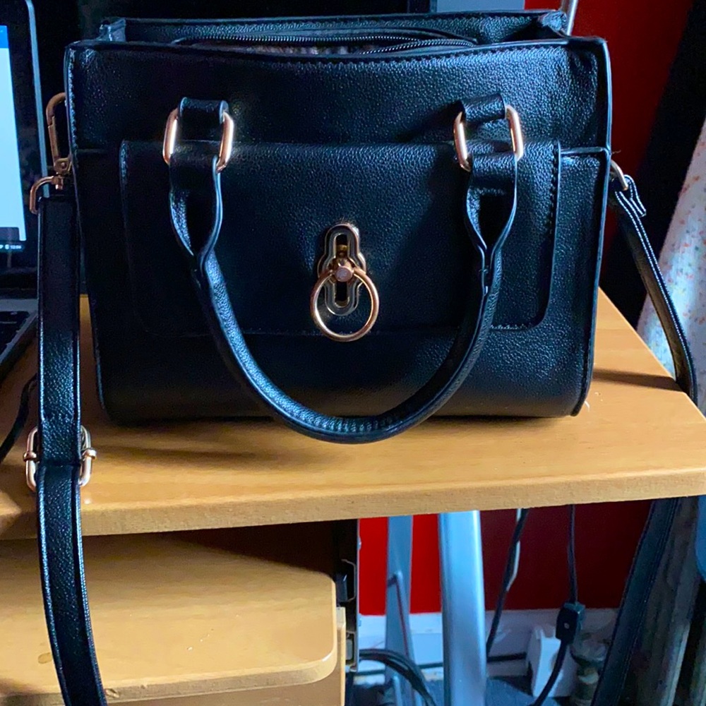 A black crossbody purse!